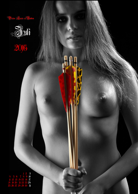 Bogen-Aktkalender-2016 | 07-2016-Beeck-feathers-in-nude-hands  | www.pictorlucis.de