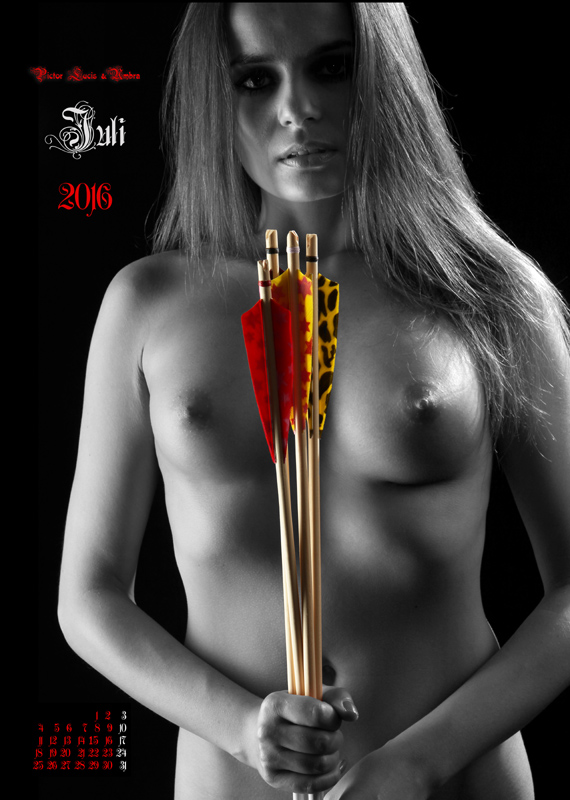 Bogen-Aktkalender-2016 | 07-2016-Beeck-feathers-in-nude-hands  | www.pictorlucis.de