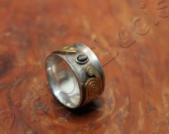 Ring mit Stein und Messing