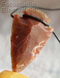 Steinspitze am Lederband